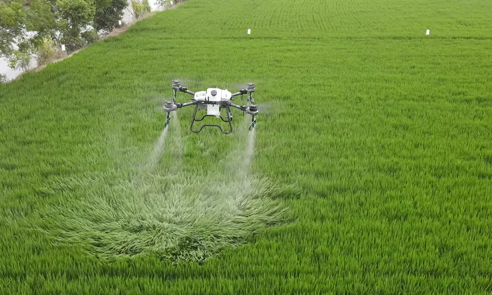 El dron TopXGun vuela sobre un campo de hierba.